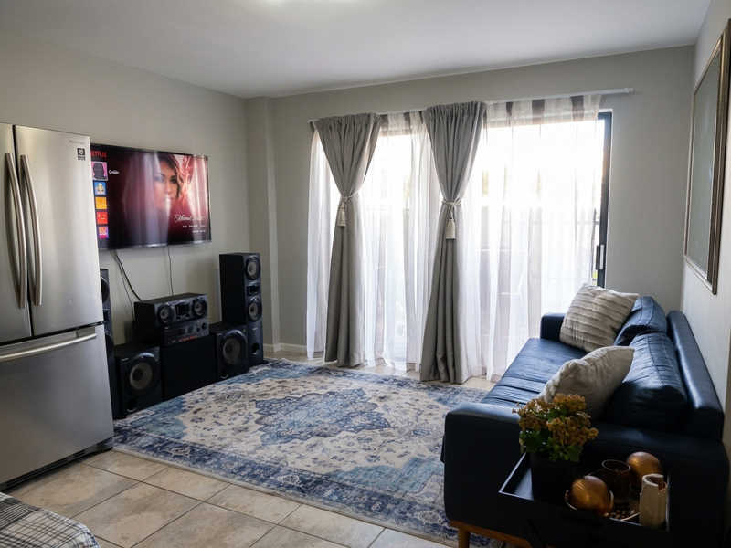 Three-bedroom ground-floor apartment to rent in Burgundy Estate - Photo 5