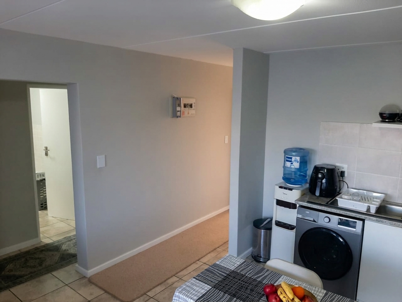 Three-bedroom ground-floor apartment to rent in Burgundy Estate - Photo 3