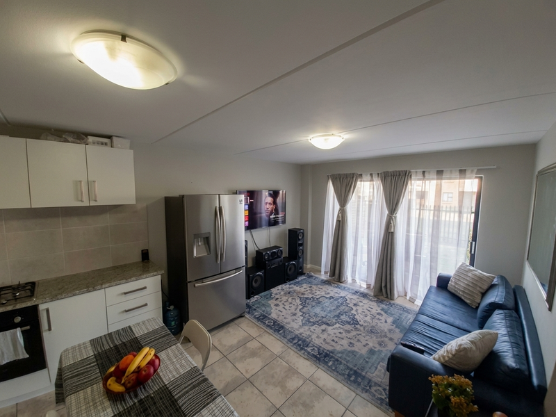 Three-bedroom ground-floor apartment to rent in Burgundy Estate - Photo 4