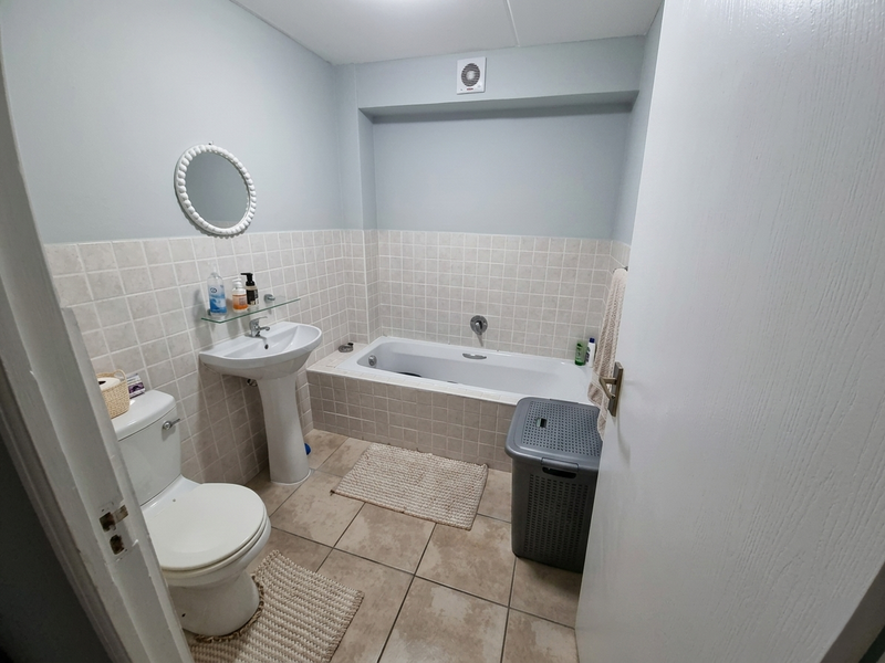 Three-bedroom ground-floor apartment to rent in Burgundy Estate - Photo 10