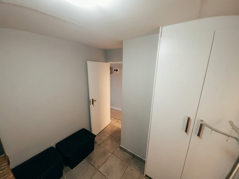 Three-bedroom ground-floor apartment to rent in Burgundy Estate - Photo 9