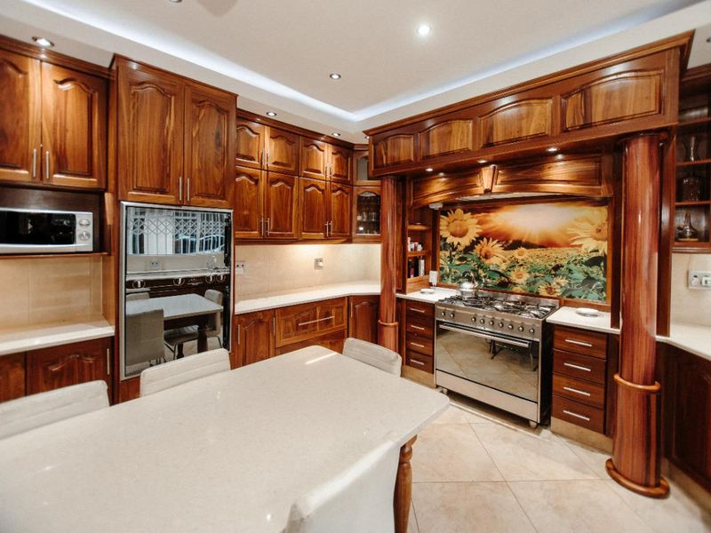 SOLE MANDATE - Spacious, Eco-Friendly & Money-Saving Family Home! - Photo 5