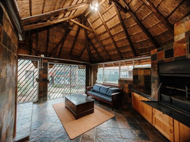 SOLE MANDATE - Spacious, Eco-Friendly & Money-Saving Family Home! - Photo 9