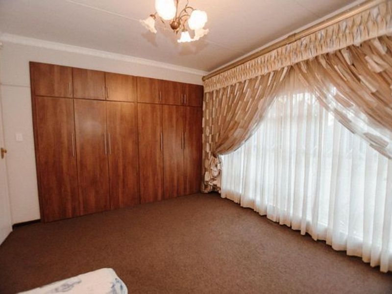 SOLE MANDATE - Spacious, Eco-Friendly & Money-Saving Family Home! - Photo 8