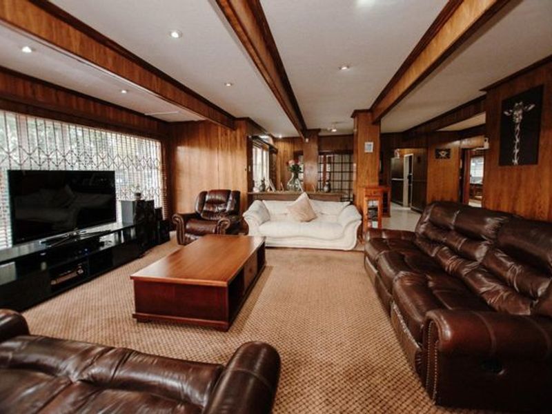 SOLE MANDATE - Spacious, Eco-Friendly & Money-Saving Family Home! - Photo 3