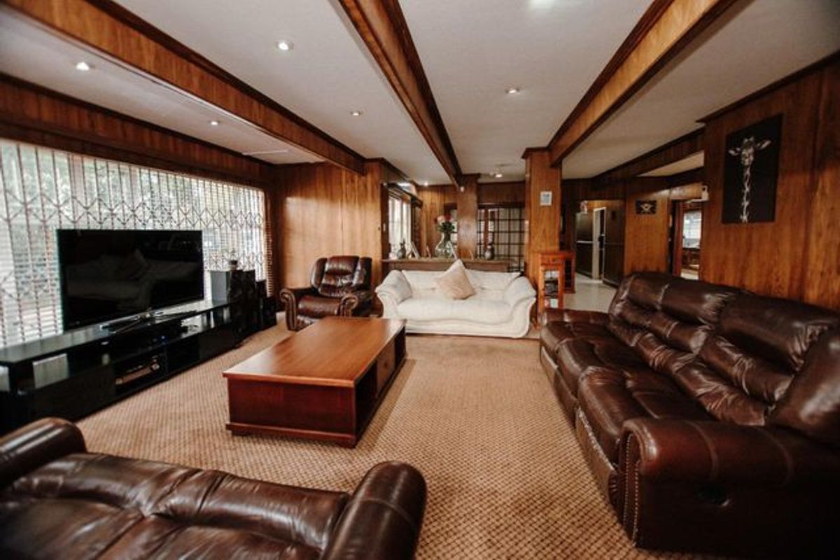 SOLE MANDATE - Spacious, Eco-Friendly & Money-Saving Family Home! - Photo 3