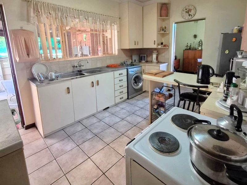 Charming Family Home with Pool, Dover Stove & Endless Potential in Windsor Park - Photo 3