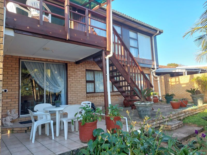 Spacious family home on a corner stand in Christmas Rock Share Block - Photo 2