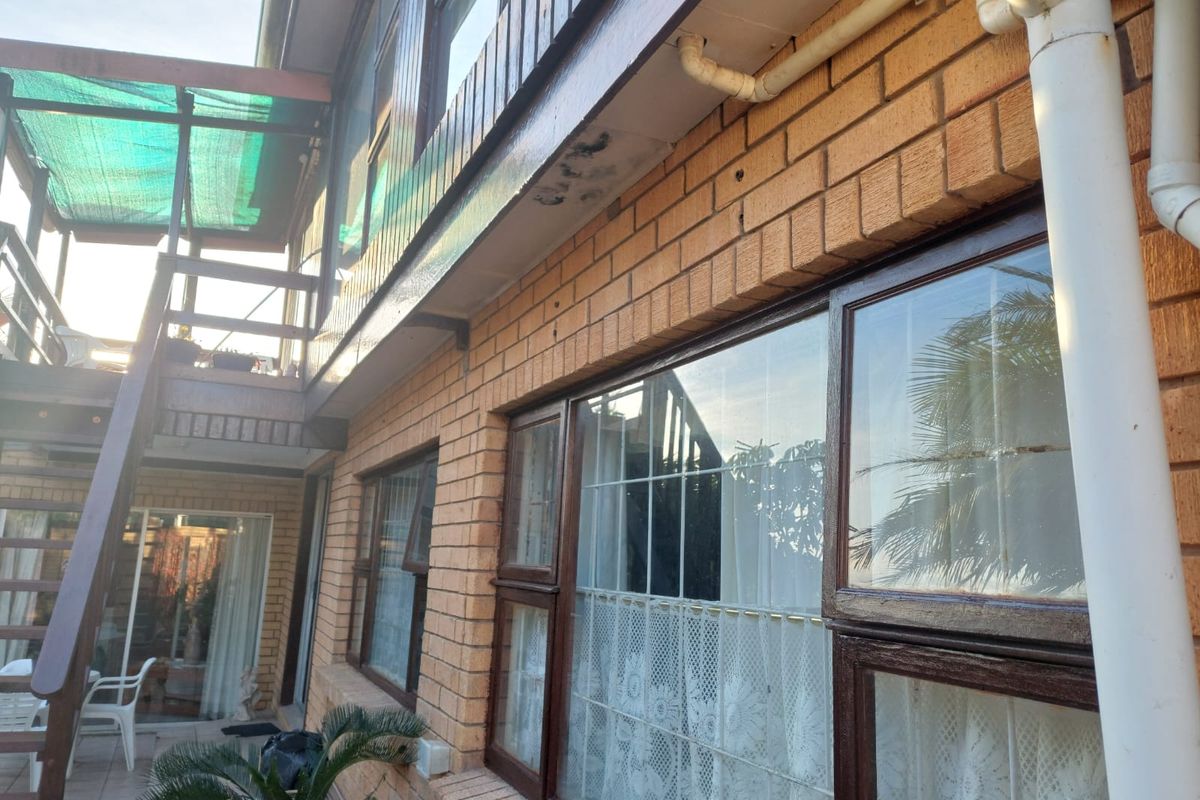 Spacious family home on a corner stand in Christmas Rock Share Block - Photo 3