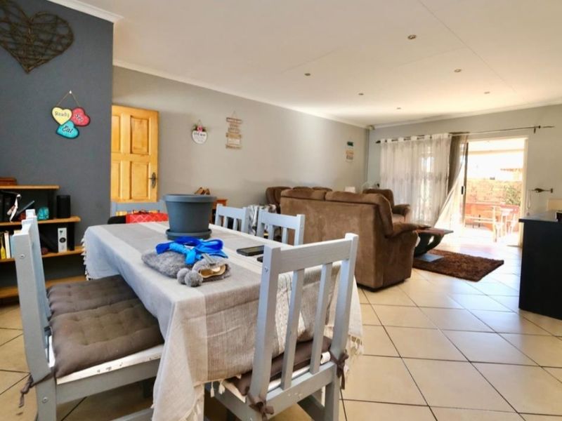 Modern Comfort Meets Secure Living — 2-Bedroom, 2-Bathroom Home with Double Garage & Pool Access - Photo 8