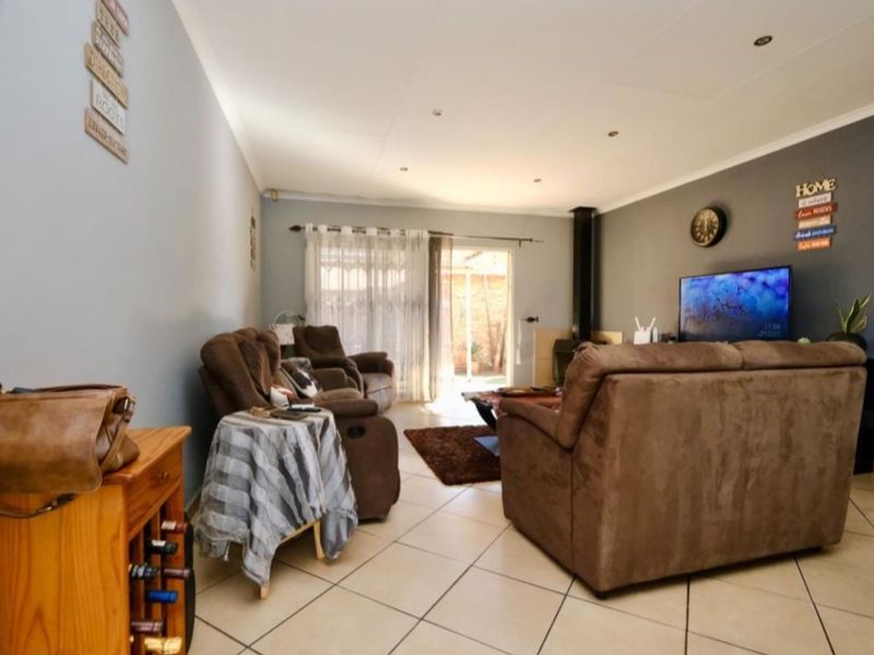 Modern Comfort Meets Secure Living — 2-Bedroom, 2-Bathroom Home with Double Garage & Pool Access - Photo 6