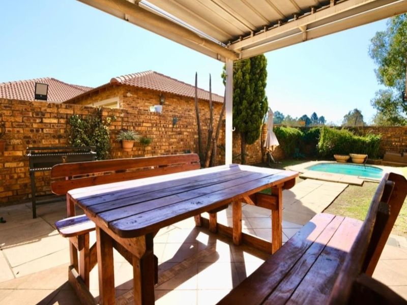 Modern Comfort Meets Secure Living — 2-Bedroom, 2-Bathroom Home with Double Garage & Pool Access - Photo 3