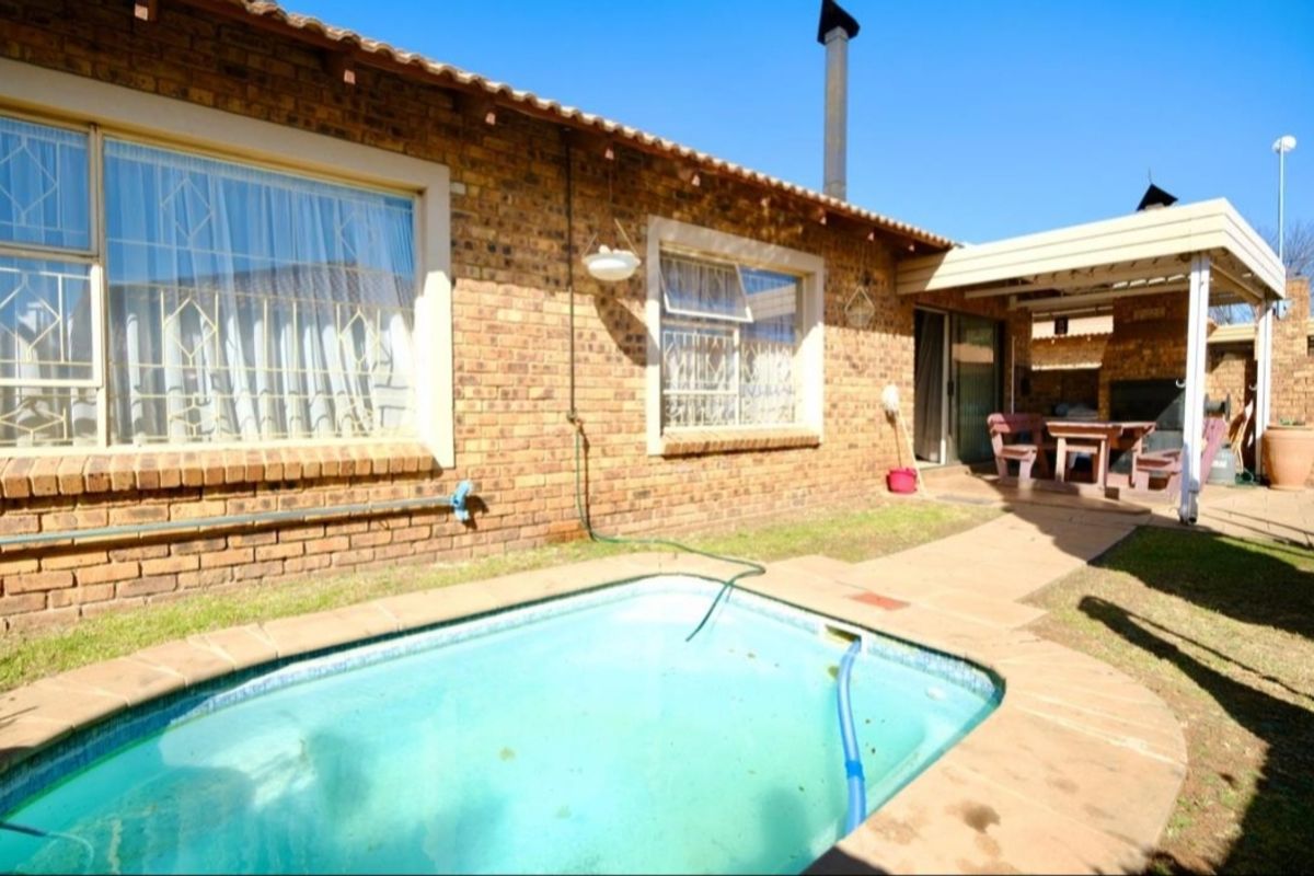 Modern Comfort Meets Secure Living — 2-Bedroom, 2-Bathroom Home with Double Garage & Pool Access - Photo 2