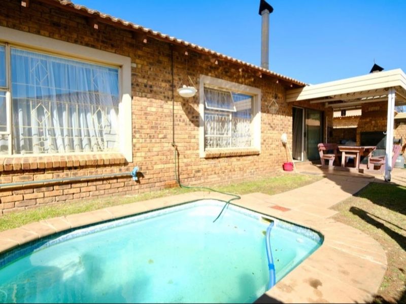 Modern Comfort Meets Secure Living — 2-Bedroom, 2-Bathroom Home with Double Garage & Pool Access - Photo 2