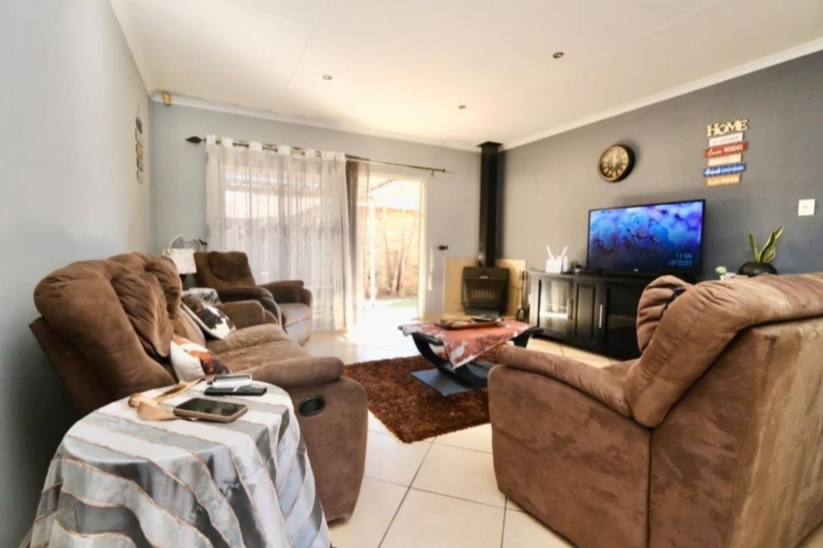 Modern Comfort Meets Secure Living — 2-Bedroom, 2-Bathroom Home with Double Garage & Pool Access - Photo 5