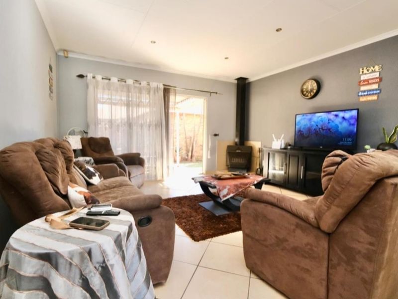 Modern Comfort Meets Secure Living — 2-Bedroom, 2-Bathroom Home with Double Garage & Pool Access - Photo 5