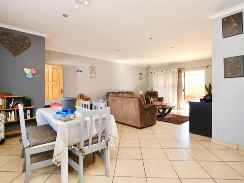 Modern Comfort Meets Secure Living — 2-Bedroom, 2-Bathroom Home with Double Garage & Pool Access - Photo 9