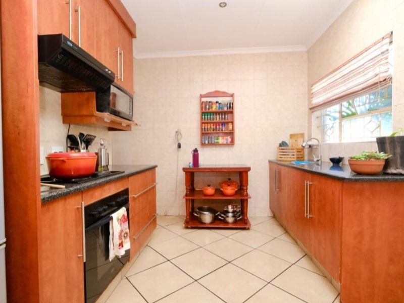 Modern Comfort Meets Secure Living — 2-Bedroom, 2-Bathroom Home with Double Garage & Pool Access - Photo 4