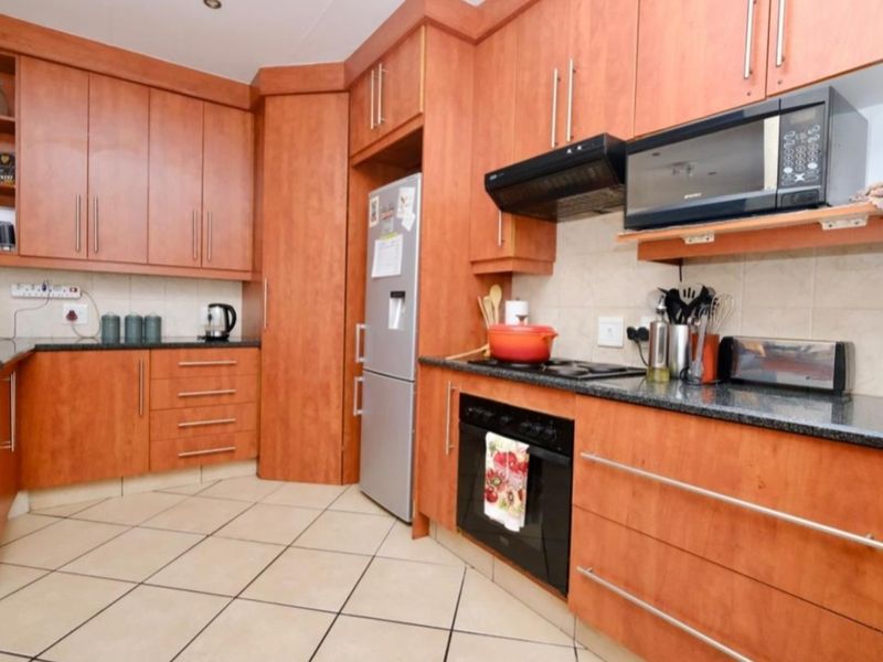 Modern Comfort Meets Secure Living — 2-Bedroom, 2-Bathroom Home with Double Garage & Pool Access - Photo 10