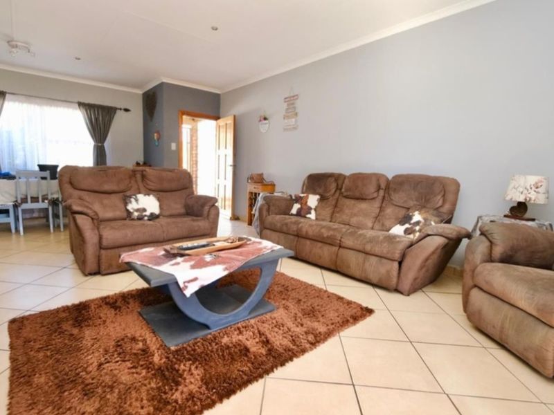 Modern Comfort Meets Secure Living — 2-Bedroom, 2-Bathroom Home with Double Garage & Pool Access - Photo 7