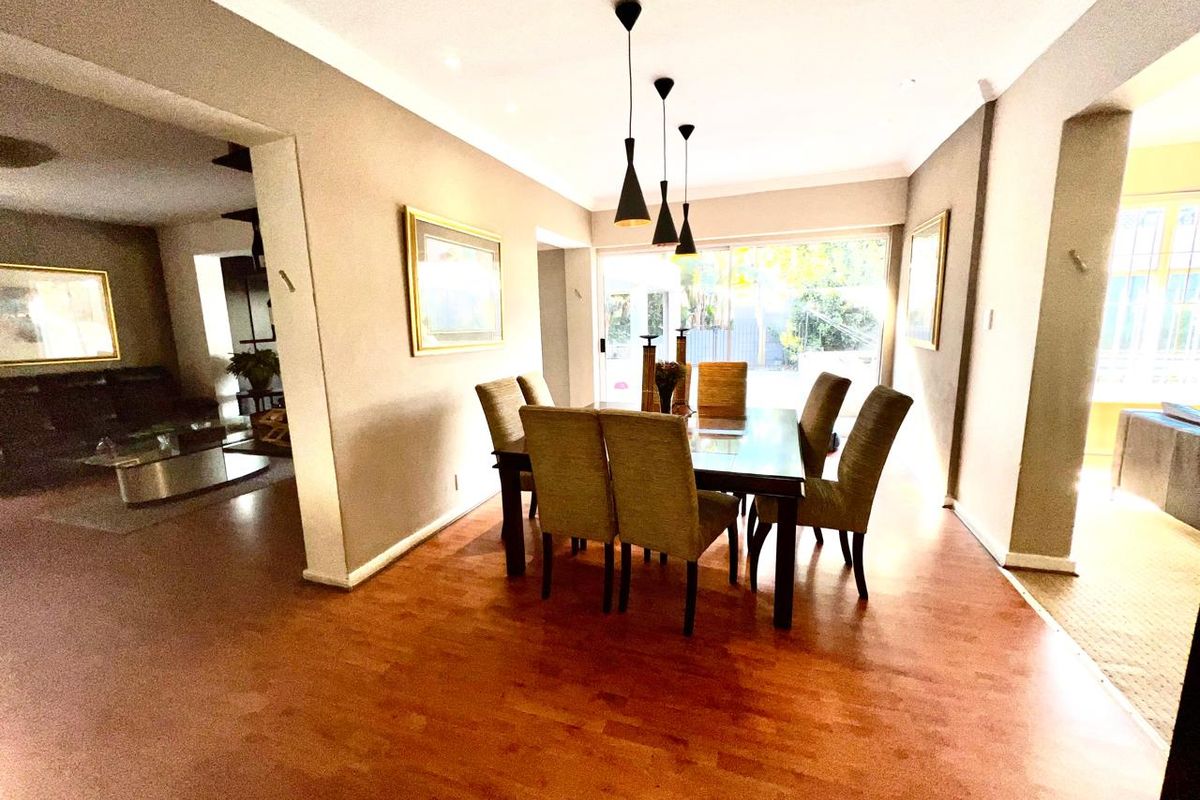 Space and more space for the entertainer or extended family. - Photo 3