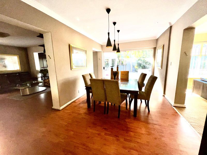 Space and more space for the entertainer or extended family. - Photo 3