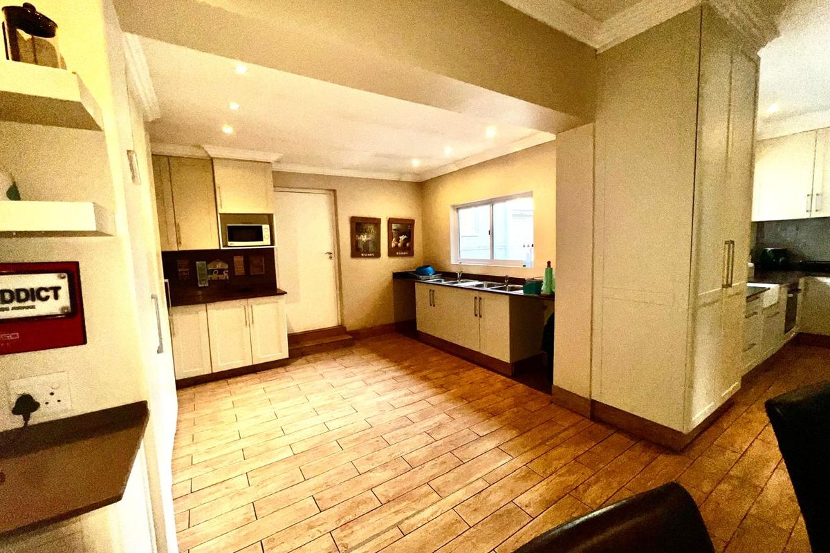 Space and more space for the entertainer or extended family. - Photo 2