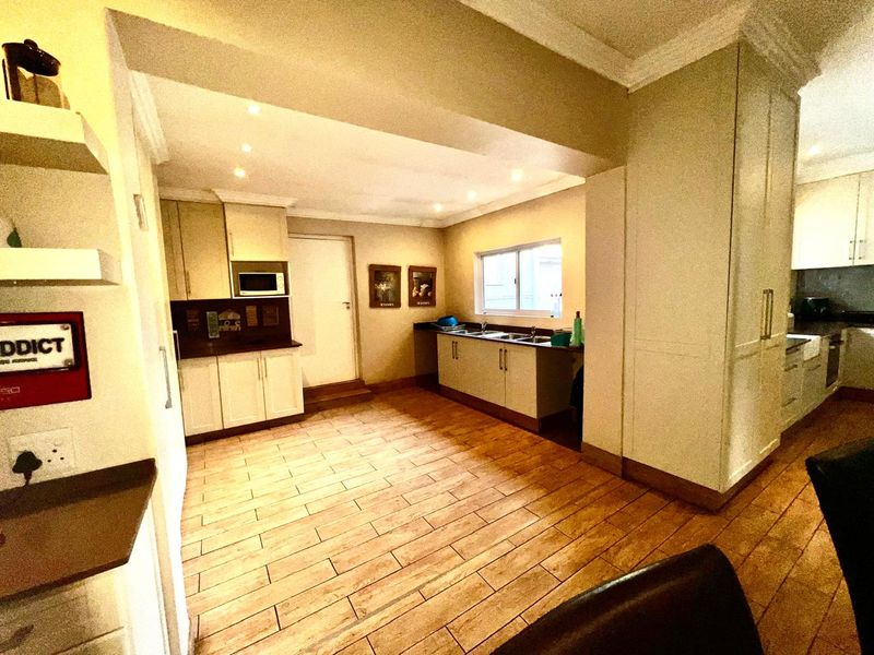 Space and more space for the entertainer or extended family. - Photo 2