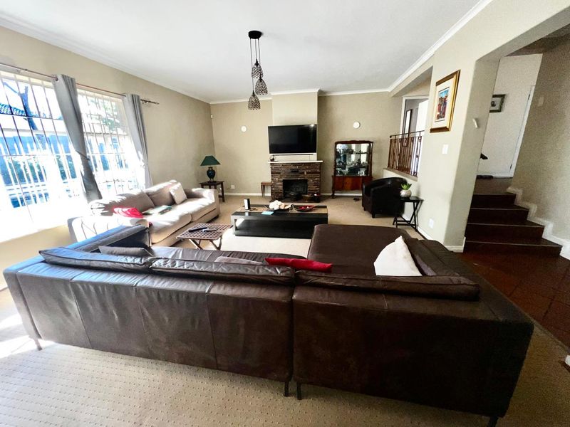 Space and more space for the entertainer or extended family. - Photo 7