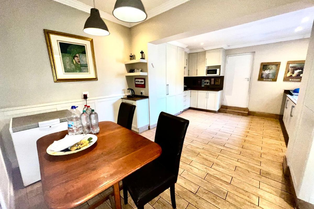 Space and more space for the entertainer or extended family. - Photo 4