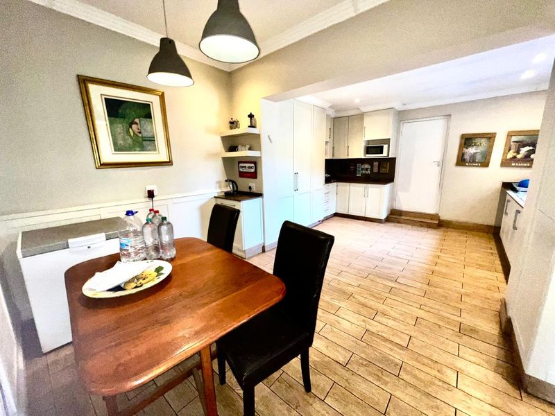 Space and more space for the entertainer or extended family. - Photo 4