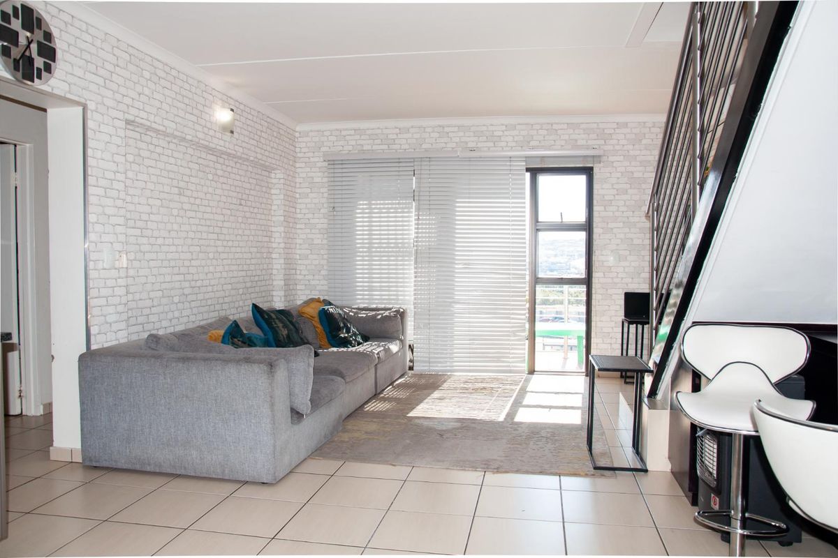 Exceptional 3-Bedroom Loft Apartment | Prime Top-Floor Living in Barbecue Downs. - Photo 3