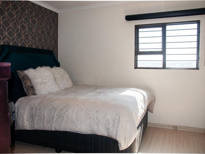 Exceptional 3-Bedroom Loft Apartment | Prime Top-Floor Living in Barbecue Downs. - Photo 9