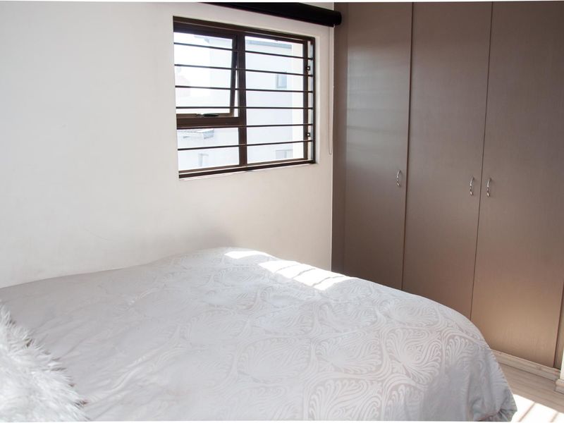 Exceptional 3-Bedroom Loft Apartment | Prime Top-Floor Living in Barbecue Downs. - Photo 8