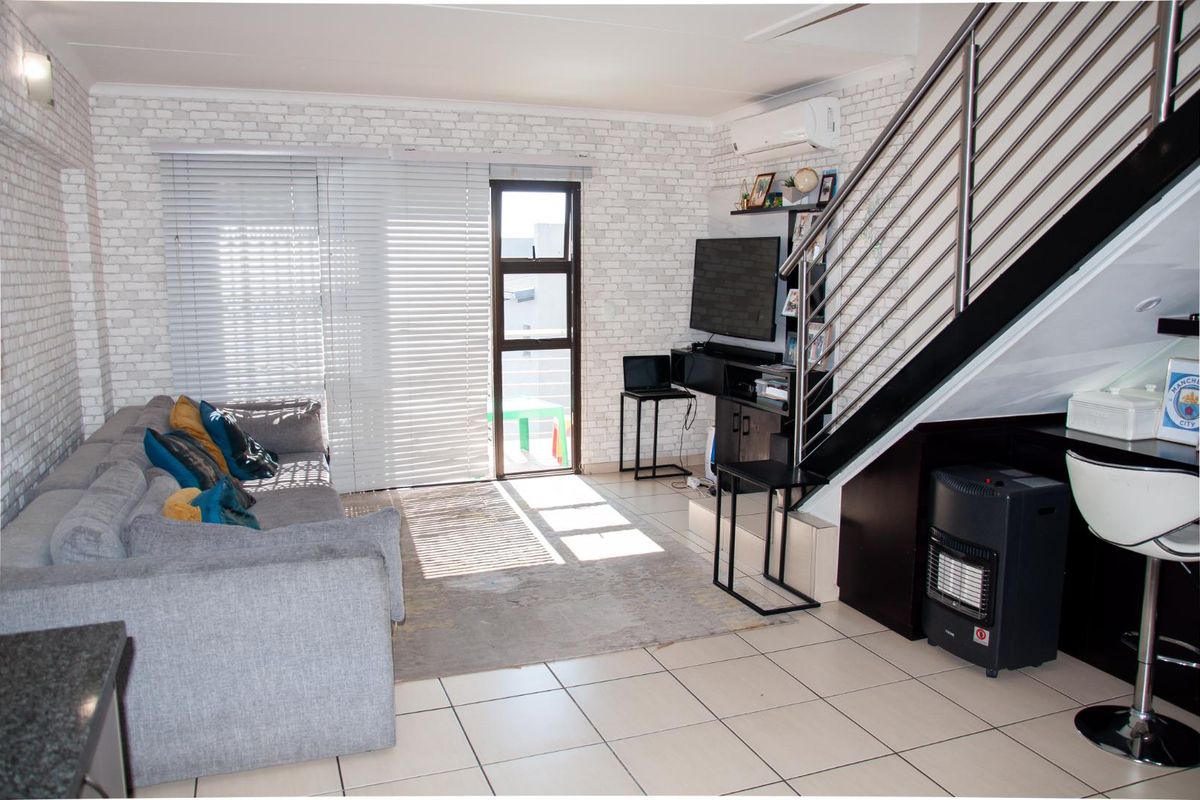 Exceptional 3-Bedroom Loft Apartment | Prime Top-Floor Living in Barbecue Downs. - Photo 4