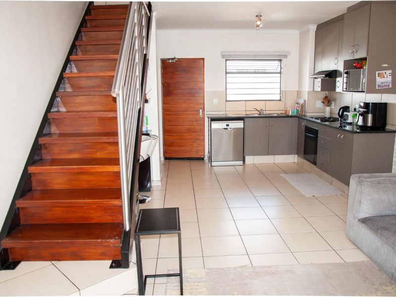 Exceptional 3-Bedroom Loft Apartment | Prime Top-Floor Living in Barbecue Downs. - Photo 2