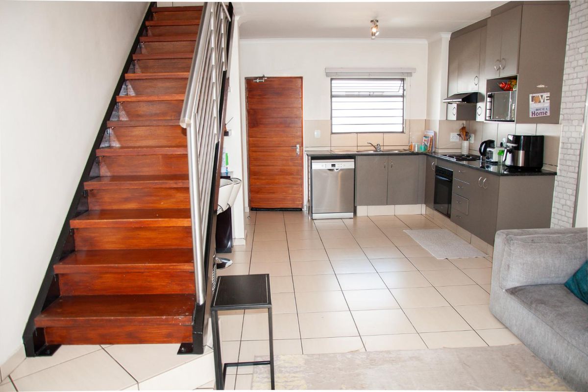 Exceptional 3-Bedroom Loft Apartment | Prime Top-Floor Living in Barbecue Downs. - Photo 2