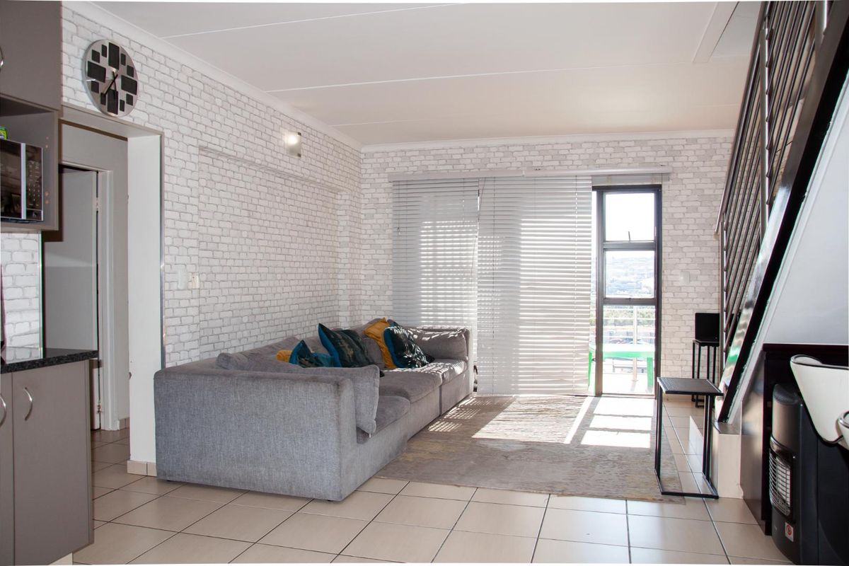 Exceptional 3-Bedroom Loft Apartment | Prime Top-Floor Living in Barbecue Downs. - Photo 5