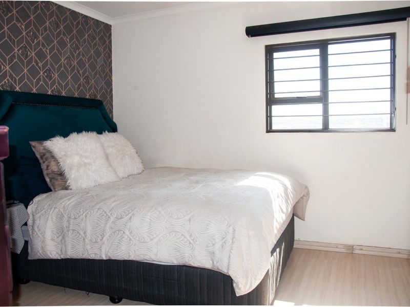 Exceptional 3-Bedroom Loft Apartment | Prime Top-Floor Living in Barbecue Downs. - Photo 6