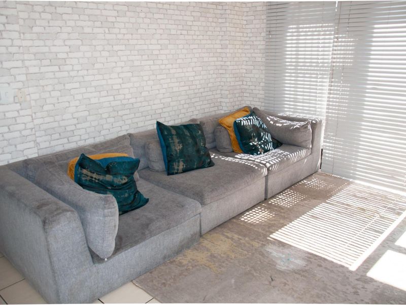 Exceptional 3-Bedroom Loft Apartment | Prime Top-Floor Living in Barbecue Downs. - Photo 4