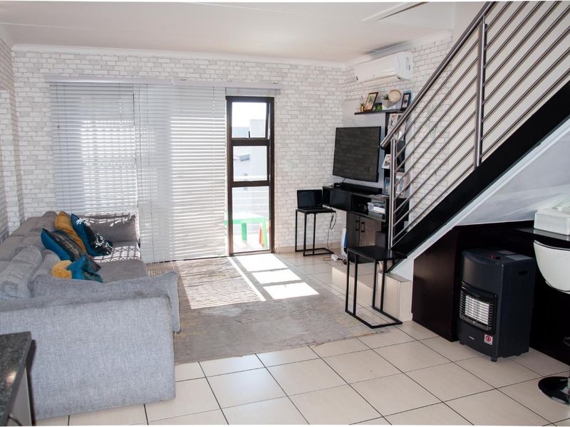 Exceptional 3-Bedroom Loft Apartment | Prime Top-Floor Living in Barbecue Downs. - Photo 2
