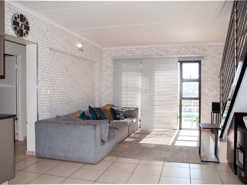 Exceptional 3-Bedroom Loft Apartment | Prime Top-Floor Living in Barbecue Downs. - Photo 1