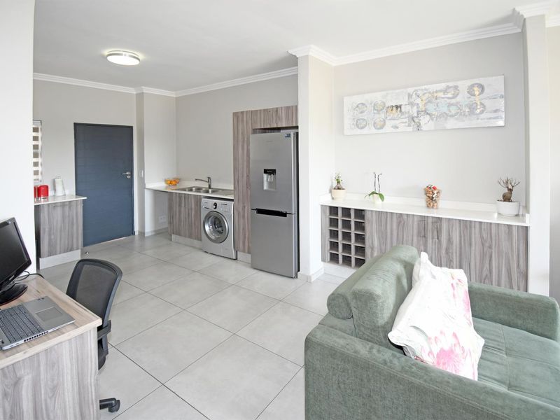 Modern 2 Bedroom, 2 Bathroom First-Floor Apartment | The Woods, Kyalami - Photo 5