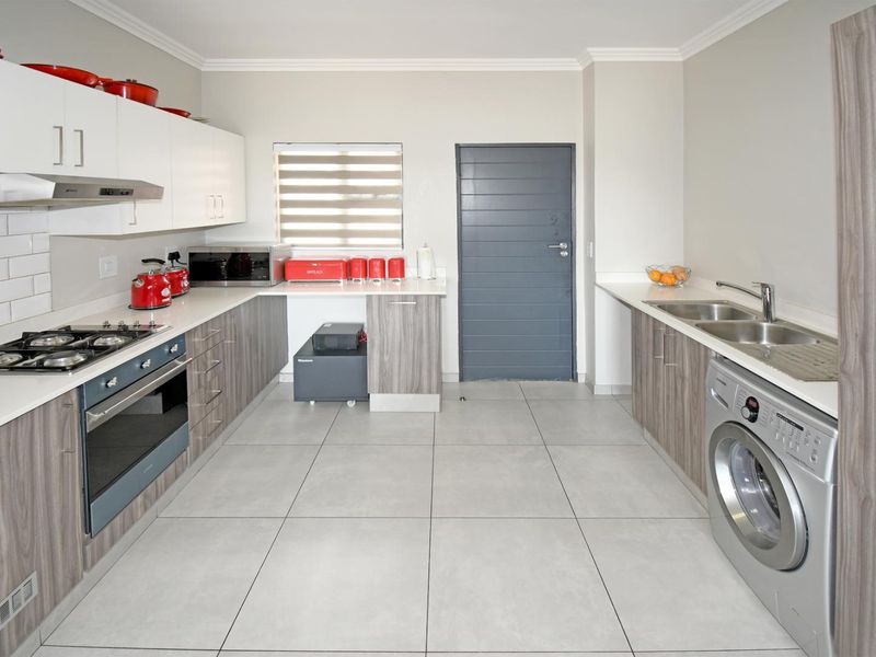 Modern 2 Bedroom, 2 Bathroom First-Floor Apartment | The Woods, Kyalami - Photo 3