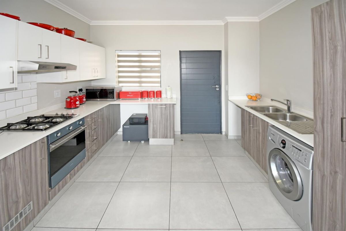 Modern 2 Bedroom, 2 Bathroom First-Floor Apartment | The Woods, Kyalami - Photo 3