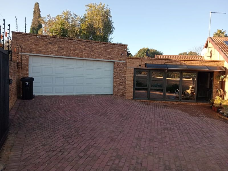 Low-Maintenance Family Home with Solar Power and Entertainment space - Photo 4