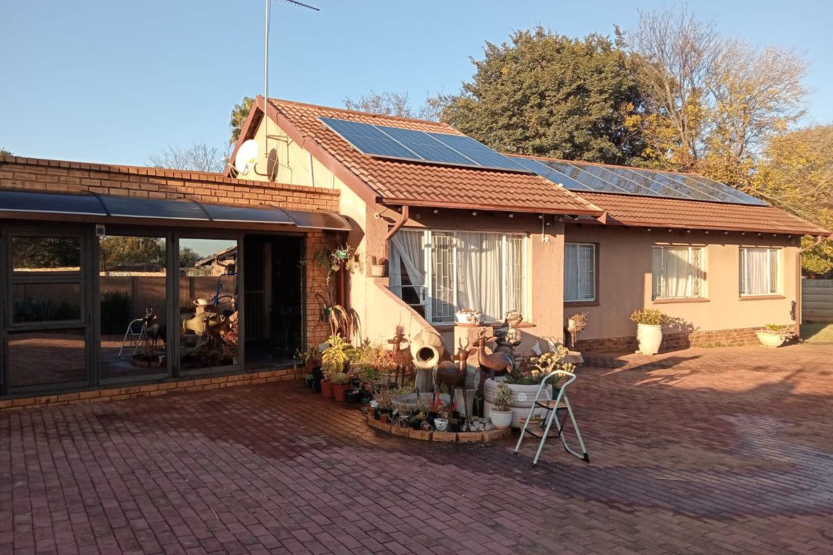 Low-Maintenance Family Home with Solar Power and Entertainment space - Photo 2