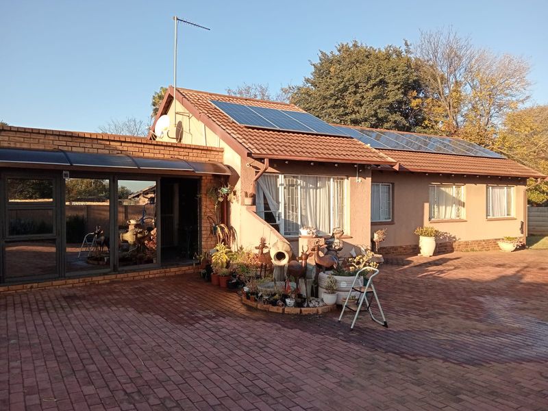 Low-Maintenance Family Home with Solar Power and Entertainment space - Photo 2