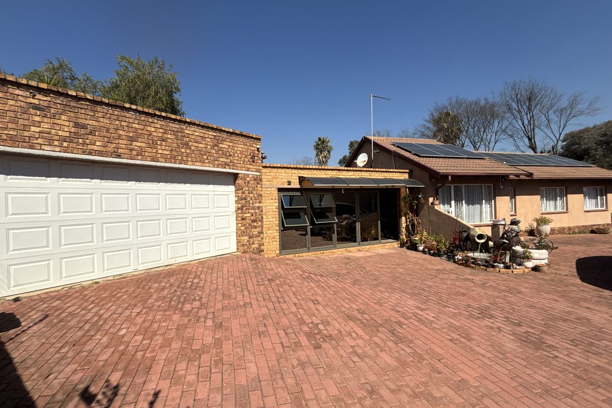 Low-Maintenance Family Home with Solar Power and Entertainment space - Photo 3