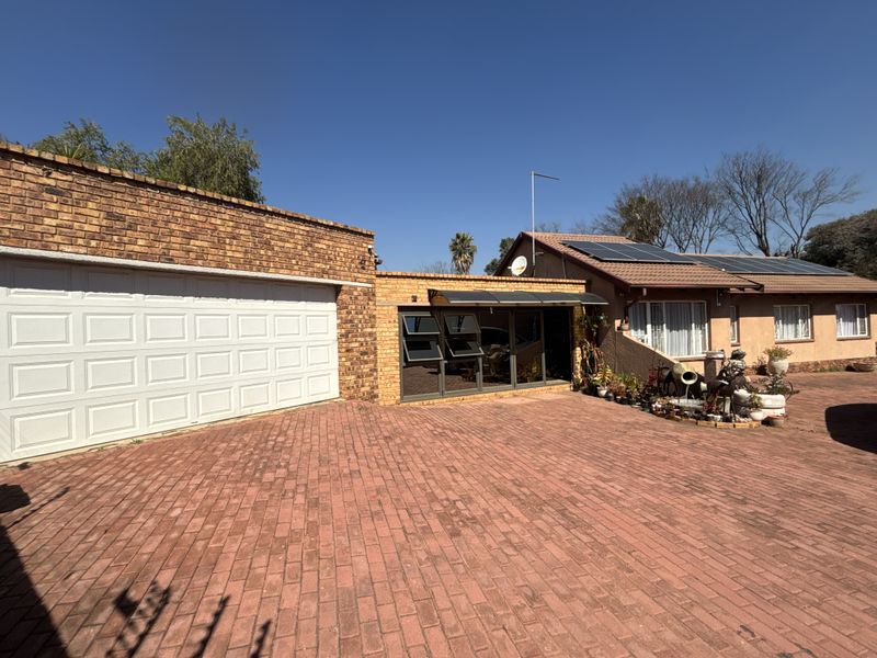 Low-Maintenance Family Home with Solar Power and Entertainment space - Photo 3